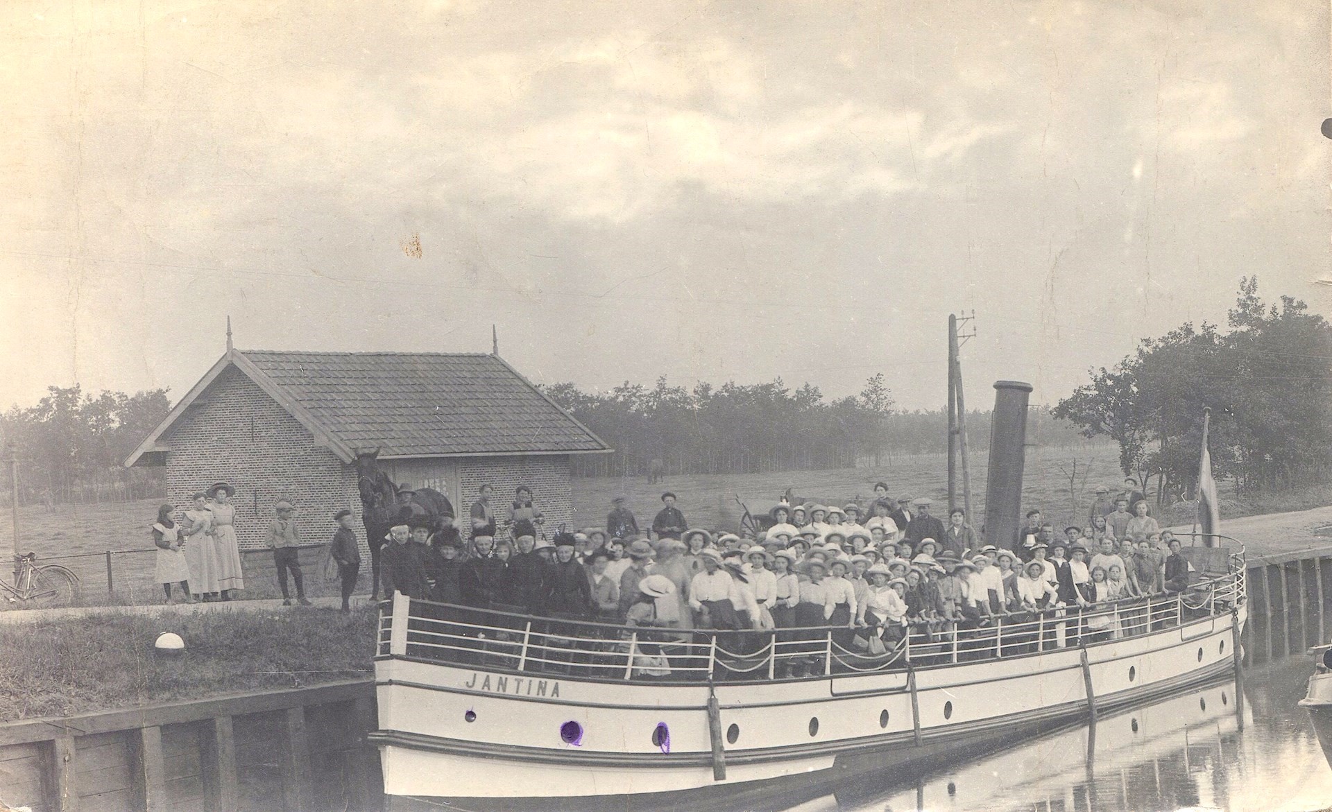 beurtschip Jantine bij het Driezumer Tolhus